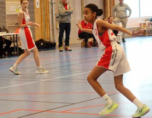 Supertjejerna besegrar Duvbo i premiärmatchen för Stockholmsslutspelet