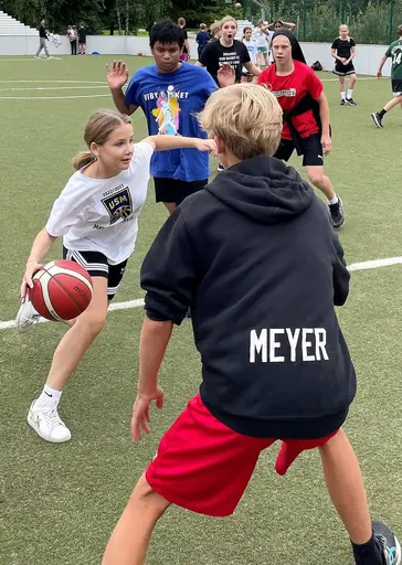 Den traditionella uppstarten i Augusti med Streetbasket (totalt +130 spelare o 60 ledare!) Fika och dopp i poolen efteråt
