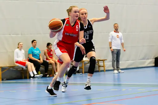 12/5-2019: Fantastiska bilder från finalen i Skövde Cup 2019. Vi spelade mot Wetterbygden Sparks och vann med 27-21! Foto: Lars Norlander