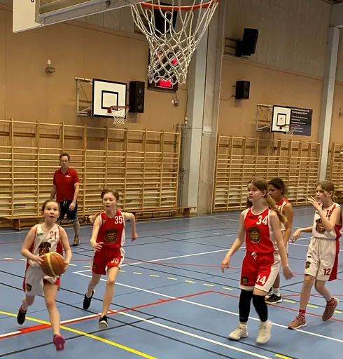 Tanken var att vi skulle spela 2 matcher mot F09 men tyvärr kom deras spelare bara till 1