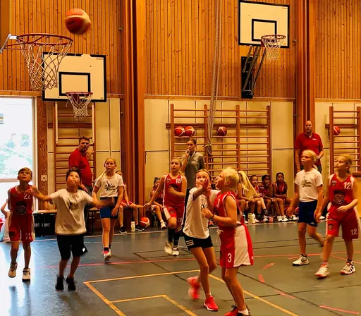 Lagbild, peppning, uppvärmning, matcher och sist sång för de nya! (Foto: Jeanette Ahlström)