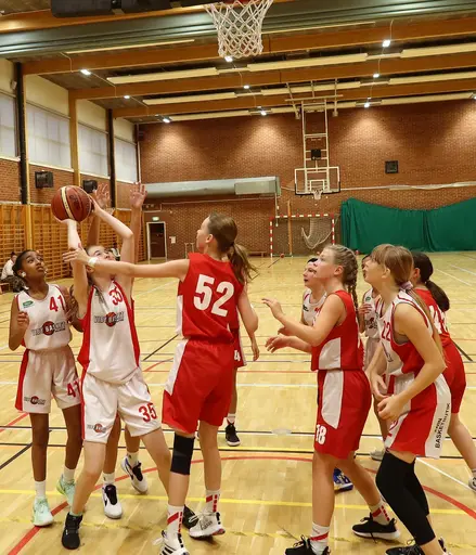 Supertjejerna var indelade i 2 jämna lag som båda tog A-Brons!