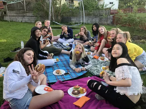 19/5-2018: Fantastiska 04orna överraskade Amelie o Elin med en supermysig picknick hos T där ALLA var med. Plus att de fick lite presenter också. Otroligt mysig kväll!