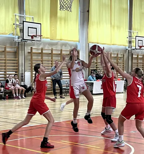Maya, Jennifer, Selma, Arushi, Amanda, Aishani, Olivia o Maj i tuff batalj mot Danderyd