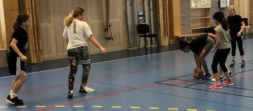 För att aktivera supertjejerna lite i påskhelgen körde vi en speciell Påsklovsträning