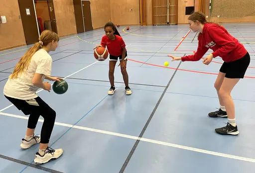 6 tjejer trotsade snöyran och hade extra rolig träning med bla "olika bollar i synk" och "3 liv"