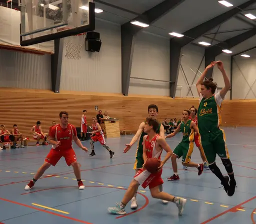 Samuel fintar upp en Alviksspelare och Albin sätter ett skott mot Täby.