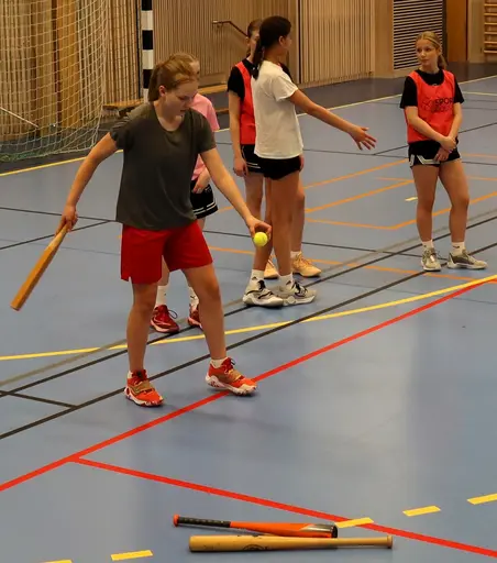 Teambuildingsövningar, Amerikansk fotboll o brännboll samt fika hör oxå till traditionen efter cupsegrar!