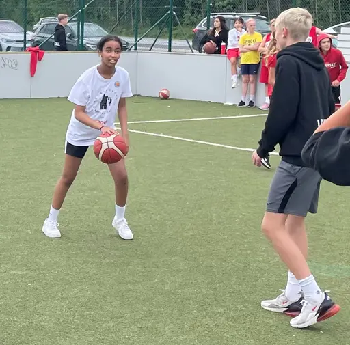 Den traditionella uppstarten i Augusti med Streetbasket (totalt +130 spelare o 60 ledare!) Fika och dopp i poolen efteråt