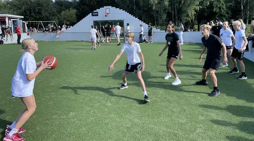 Supertjejerna spelar 3 mot 3 i sommarsolen på Vibyplanen!