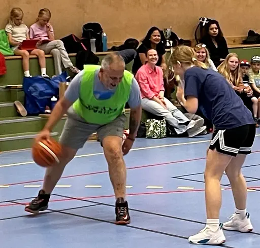 Intensivt i den traditionella matchen mot föräldrarna!