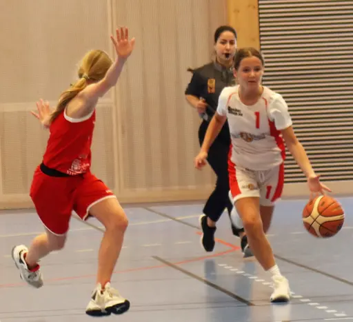 Supertjejerna besegrar Duvbo i premiärmatchen för Stockholmsslutspelet