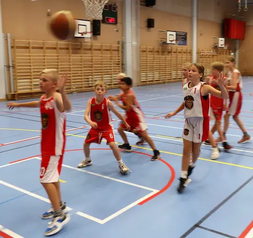 Batalj i Rotebro gamla - tjejerna stänkte i massor med poäng!