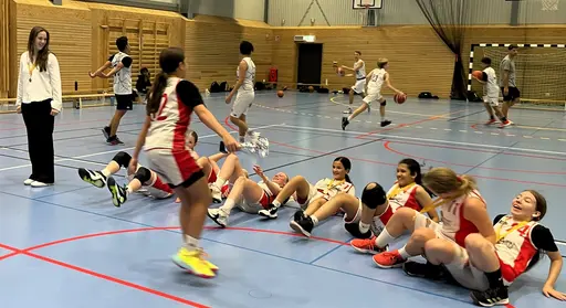 Vita laget - Guldtjejerna - in action mot Duvbo i finalen i Sigtuna i semin!
