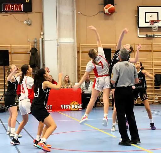 USM-omgång 3 för F09 på hemmaplan. Supertjejerna spelade fantastisk basket inför storpublik och vann mot Malbas men föll mot Högsbo o Södertälje.