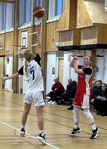 Vita laget besegrar Spånga i en jämn match!