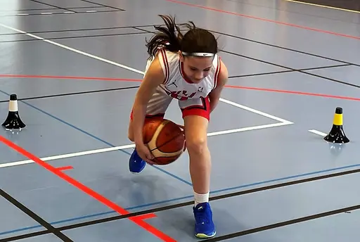 På matchfria helgdagar kör vi "Skotträning special"; mycket teknik o detaljer samt Beat-the-Pro (Se särskild tab)