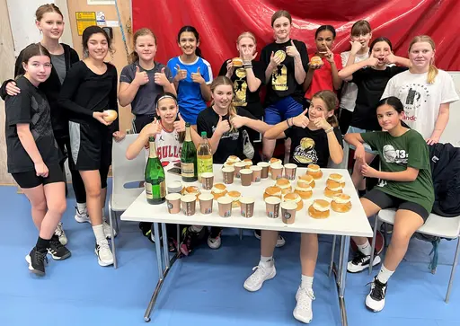 Både Röda (Div 1) och Vita (Div 2) laget "dundrade" igenom sina serier helt obesegrade! Respekt! Vi firade med semmelkalas!