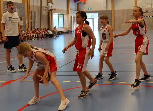 Full fart i Edsbergshallen mot F09 - en härlig säsongsavslutning på våra gemensamma träningar.