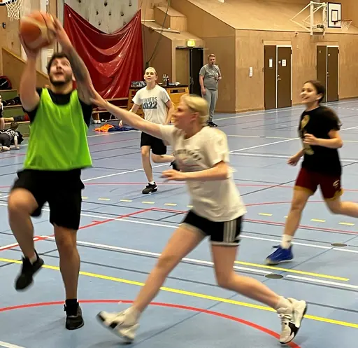 Intensivt i den traditionella matchen mot föräldrarna!