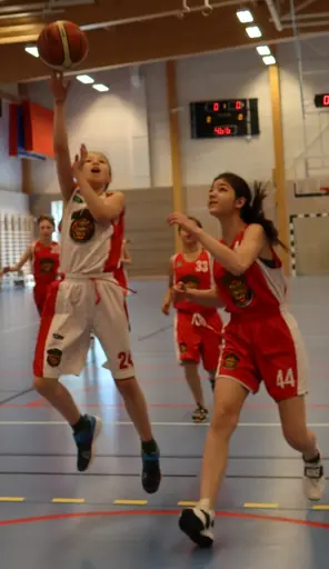 Supertjejerna in action i den avslutande träningsmatchen mot F09