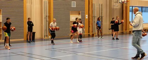 2 timmar med Individpresentationer, Bollbehandling, Diamond, Spel och Stress samt fika med frågesport - en härlig samträning med Alviks tjejer!