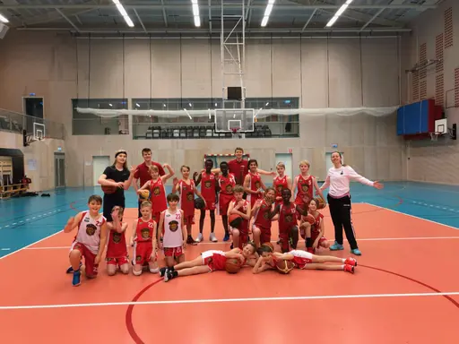 P07 och P06 grabbarna poserar