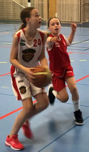 Supertjejerna i full fart i Edsbergshallen samt i badet!
