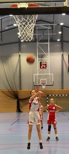 Supertjejer med lite olika skotteknik