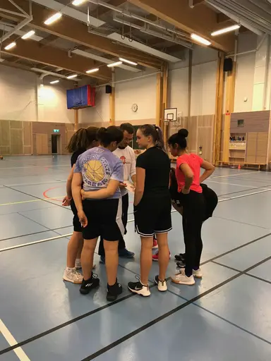 1/11-2018: Under veckan har ett glatt gäng hängt i hallen och taggat upp inför Telge. Morgonträningar med Marco och Elliot samt kvällsträningar som vanligt, ett riktigt härligt lov med massa basket!