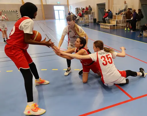 Basket handlar om att kämpa om bollen 😁