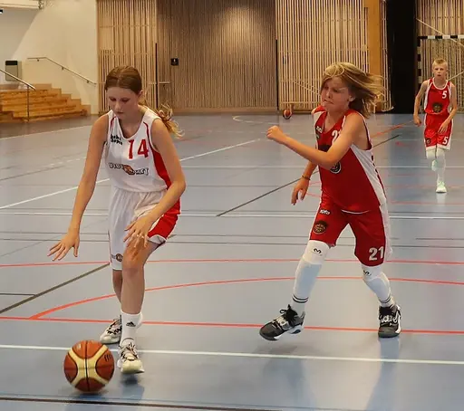 Supertjejerna besegrade Vibys P10 i första matchen för säsongen