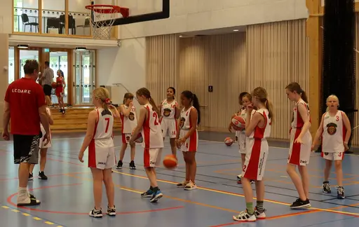 Full fart i Edsbergshallen mot F09 - en härlig säsongsavslutning på våra gemensamma träningar.