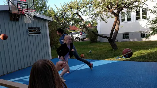 29/5-2017: F06s säsongsavslutning som blev riktigt lyckad. Grillade hamburgare, diplomutdelning, stress och självklart fick tjejerna lära sina päron hur man kan dribbla med två bollar samtidigt:)