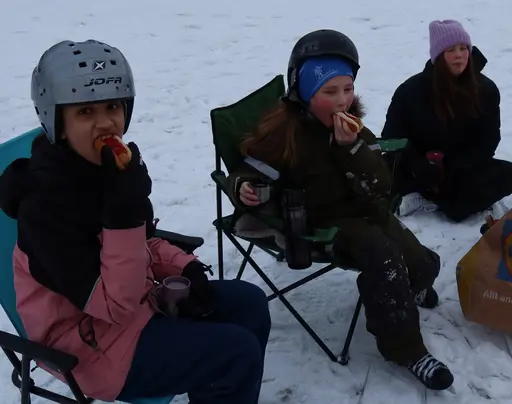 Skridskoprinsessorna både in action och i korv & bullpaus, korvfixaren Farazee.