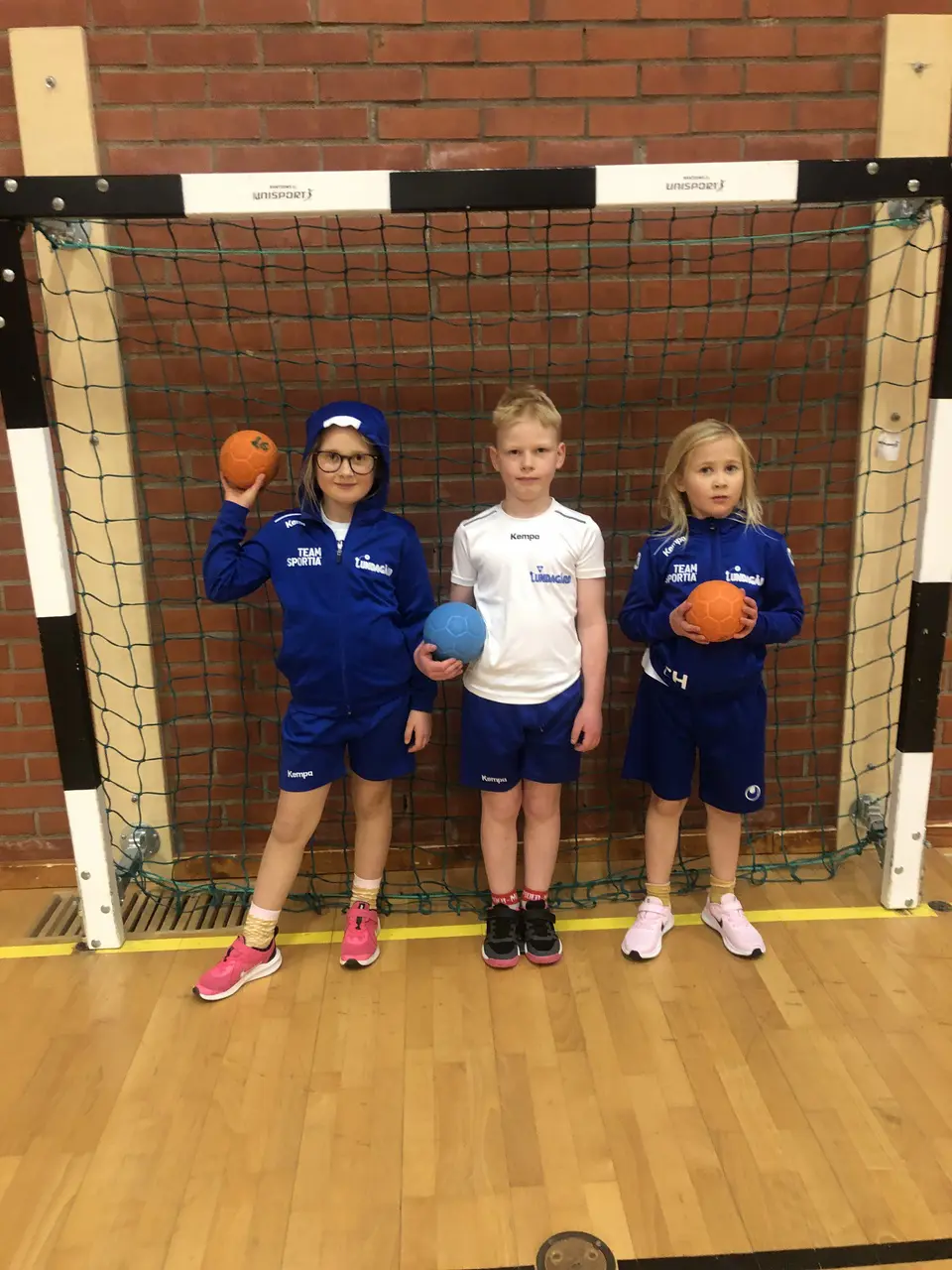 Norah, Vilhelm och Clara från handbollskolan