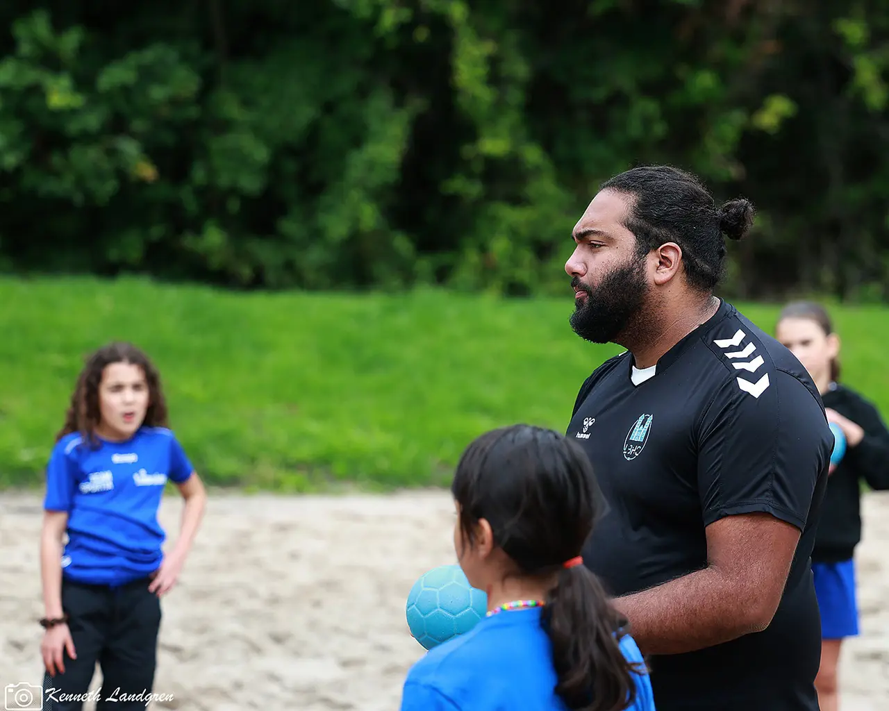 Parman lär ut beachhandboll