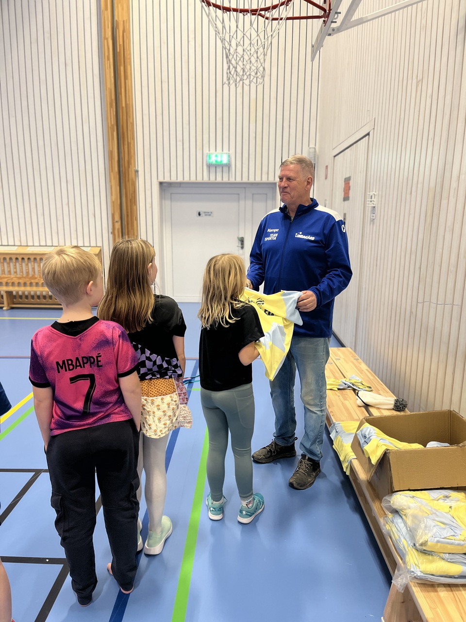 Utdelning av EM-tröjor till Kulparkskolan