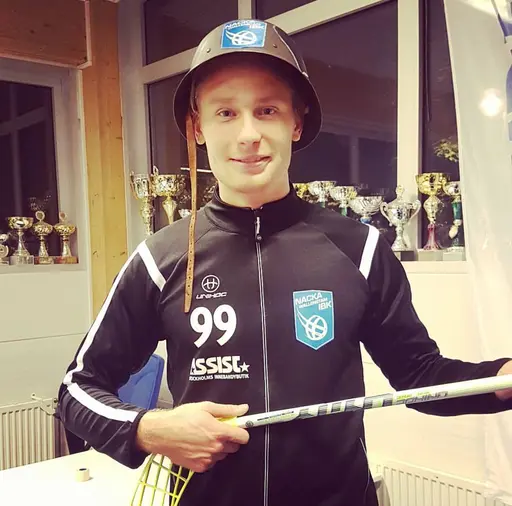Linus fick hjälmen som Nacka bästa i kväll. Till höger en trevlig tabell!