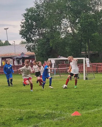 Kämpande tjejer på Äppellunda cup 2024 