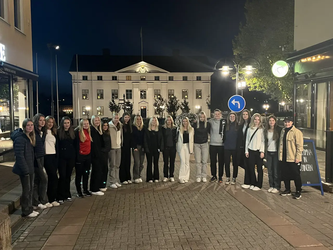 Här är många av våra grymma spelare som representerat BIK damlag 2023. Bild tagen efter vår avslutningsmiddag på restaurang APA i Härnösand.