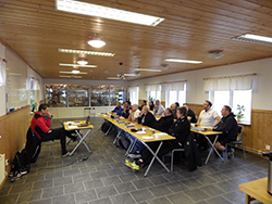Nyfikna tränare tar del av info.