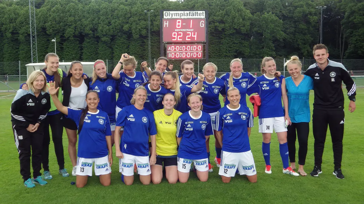 Segerglada SIF-tjejer efter stor segern.