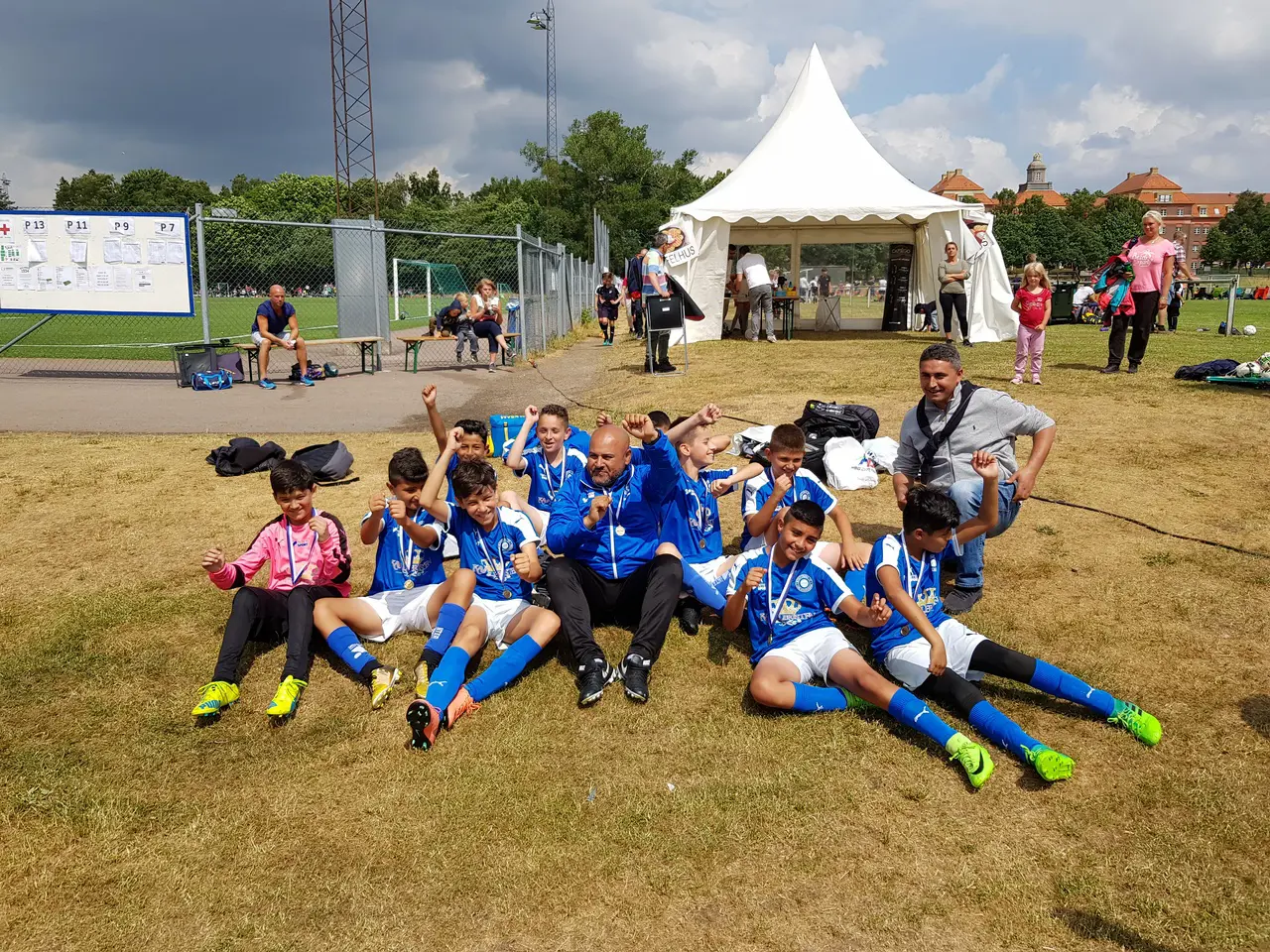 Killarna poserar stolt med sina nya cupmedaljer.