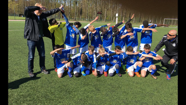 De unga i P07 och P06 lär de gamle hur man dabbar
