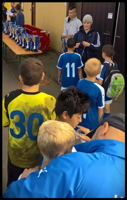 Killar och tränare tar emot sina efterlängtade medaljer!