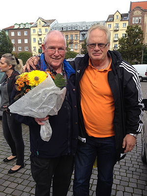 70-års firande Bosse Svensson med kanslisten i Stattena IF Uffe Dahl på GA-torg, Helsingborg