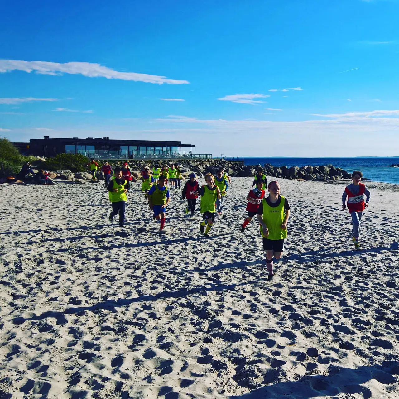 P06/07 springer på stranden i Helsingborg