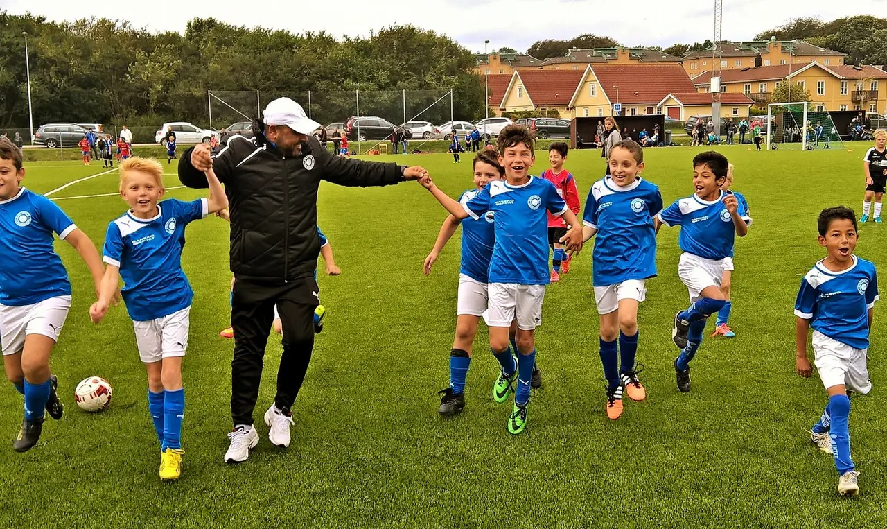 Glada killar och en nöjd tränare springer ut från planen efter vinst mot HIF vit.