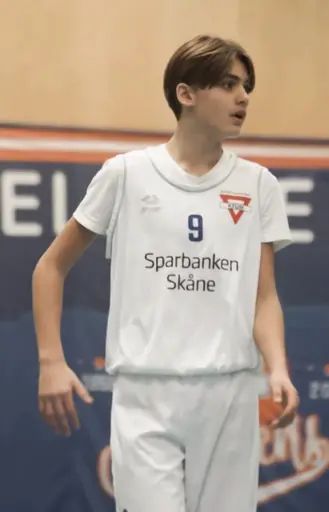 Möt Max & Noah som flyttat öster- respektive västerut för att gå på NIU-basket. Är du intresserad av NIU & RIG, läs mer via länken längst ned i artikeln.